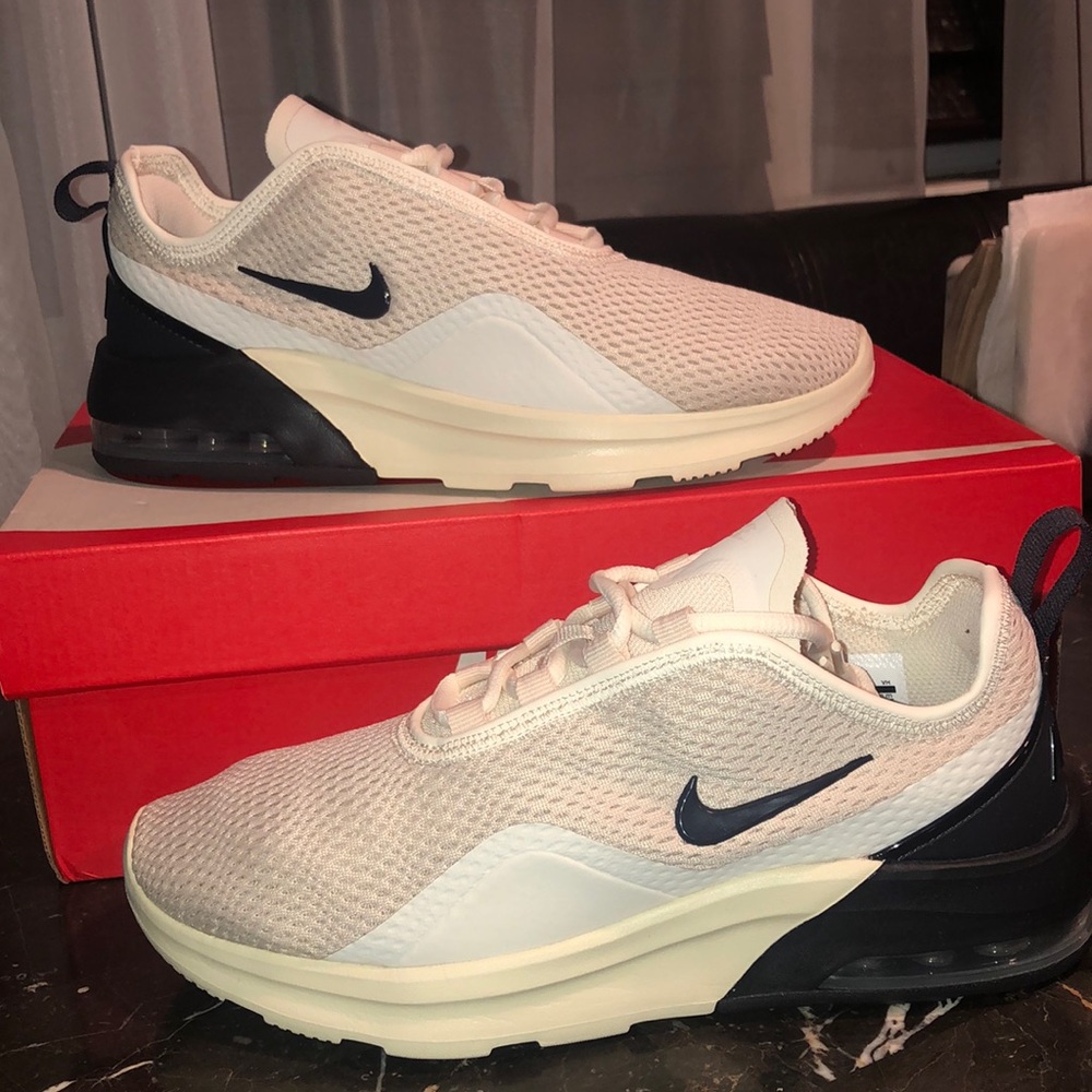 NIKE Air Max Motion 2